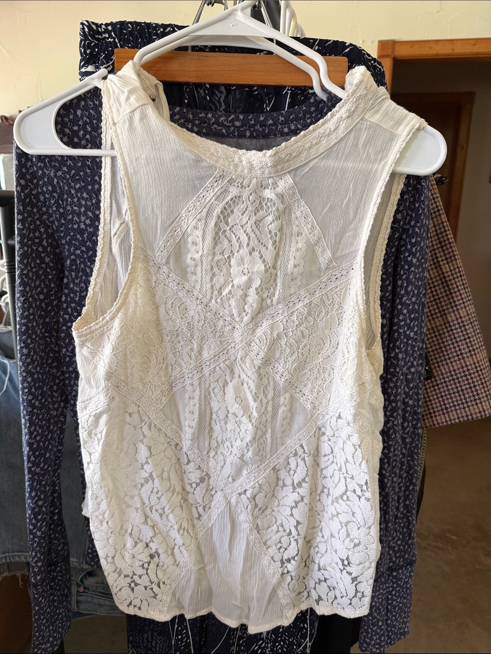 American Eagle Outfitters Ivory Lace Sleeveless Camisole
